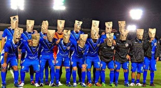 Il club non paga lo stipendio, i giocatori vanno ​in campo col volto coperto da una busta