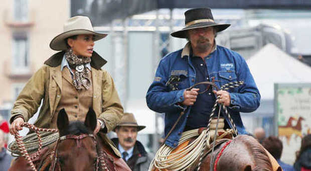 Natalia Estrada da conduttrice a cowgirl, alla Fieracavalli col marito Andrea Mischianti