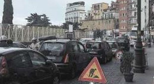 Incidenti e doppio cantiere a sorpresa: corso Vittorio Emanuele paralizzato, residenti in rivolta