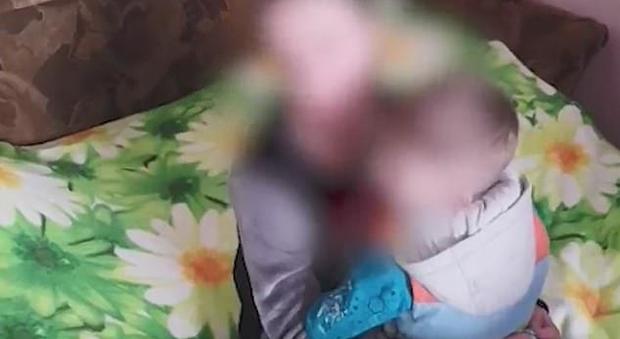 Ucraina, mamma abusa del figlio di 4 anni e vende i video ai pedofili: «L'ho fatto per necessità»