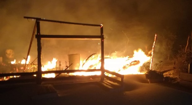 Incendio distrugge un chiosco sulle dune a Sabaudia, indagini in corso
