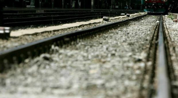 Ragazza di 20 anni muore investita da un treno nel Genovese: «Forse un gesto disperato» Ritardi fino a 50 minuti