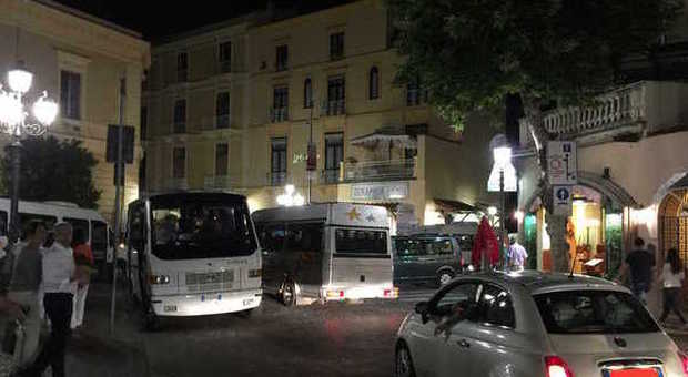 Il caos traffico di ieri sera in piazza Sant'Antonino