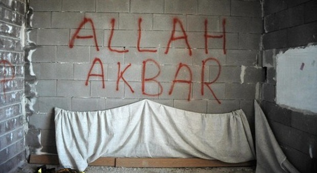 Salerno, via i sigilli dal Crescent tra gli applausi degli operai. Ma sulle pareti spunta un messaggio choc: «Allah Akbar»