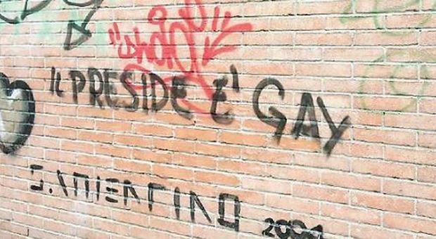 «Preside gay» sul muro della scuola, lui replica: «Non lo cancello»