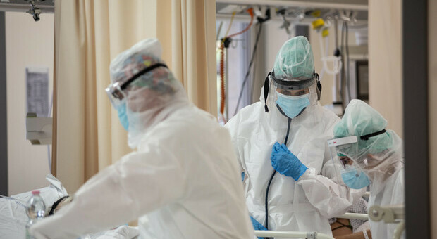 Piano pandemico, la nuova bozza: «Mascherine e distanziamento anche per l'influenza». E per le cure «valutare caso per caso»
