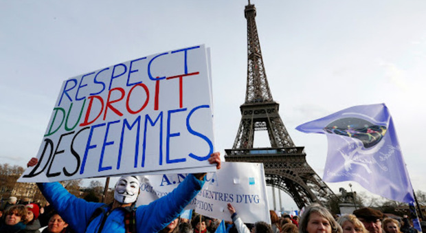 Francia, il diritto all'aborto entra nella Costituzione: è il primo Paese al mondo. Ira del Vaticano: «Sopprime la vita umana»