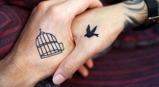 Sposa assume un tatuatore e si tatua durante la cerimonia: «Due ricordi permanenti»