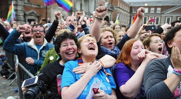 L'Irlanda fa la storia: al referendum vincono i sì con il 62,1%
