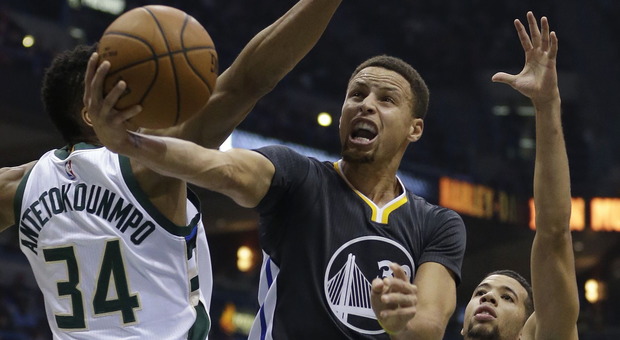 NBA, Curry non basta ai Warriors, Ko con i Bucks: Golden State si ferma a 24 vittorie di fila