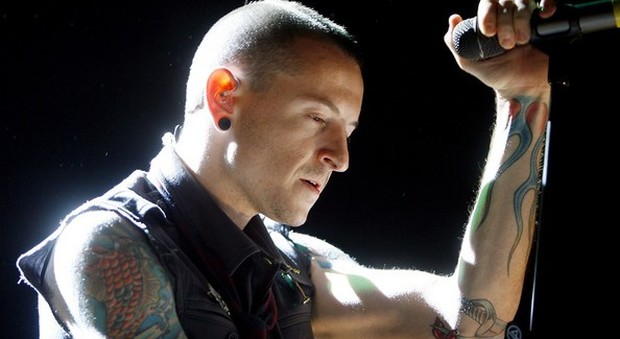 Morto Chester Bennington, il cantante dei Linkin Park si è impiccato in casa