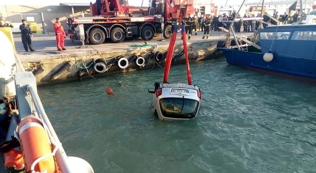 Coppia finisce in mare con l'auto all'alba a Manfredonia: «Non abbiamo tirato il freno a mano»