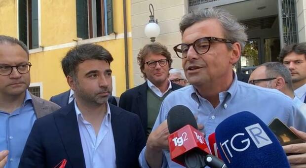 Elezioni. Carlo Calenda a Treviso per Nicolò Rocco: «Sì al nucleare, attenzione all'autonomia»