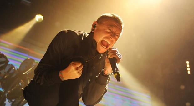 Addio a Chester Bennington, cantante dei Linkin Park: «Si è ucciso»
