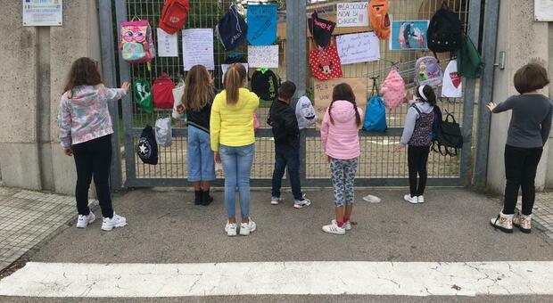 «La Dad non è scuola»: zaini ai cancelli degli istituti, scatta la protesta in Puglia