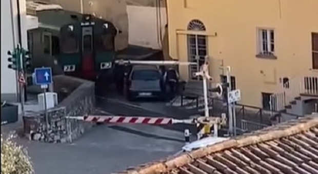 Auto resta bloccata nel passaggio a livello, travolta dal treno in corsa VIDEO