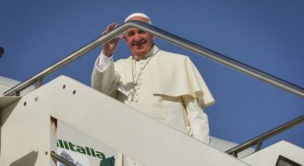 Vaticano, Papa Francesco atterra a Cuba "Oggi il mondo è assetato di pace"