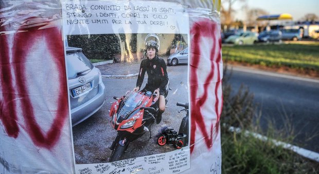 Roma, muore in moto sulla Colombo. Il padre: «E' caduto per un ostacolo sulla strada»