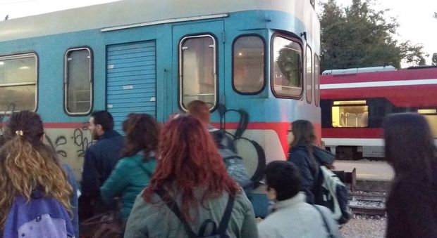 Rubati nella notte i cavi di rame della linea ferroviaria, treni in ritardo tra Lecce e Martina Franca