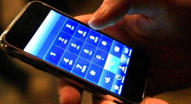 Belgio, fa il bagno con lo smartphone: 14enne muore folgorato