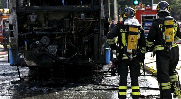 Roma, bus in fiamme in via Acqua Bullicante: nessun ferito, traffico rallentato