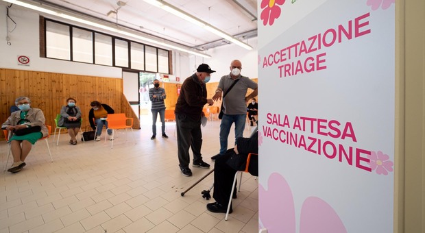 Covid, l'Ordine dei medici di Perugia contro le vaccinazioni fatte dai farmacisti