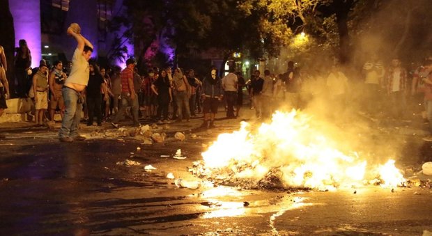 Paraguay, un giovane morto davanti al parlamento invaso dai manifestanti: «No alla rielezione dei presidenti»