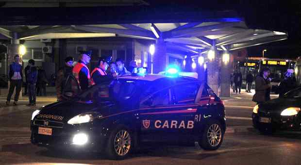 Rom in fuga gettano la slot machine rubata contro l'auto dei carabinieri, poi si schiantano: condannato l'autista