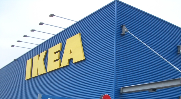 Ikea, in migliaia si radunano per giocare a nascondino: interviene la polizia
