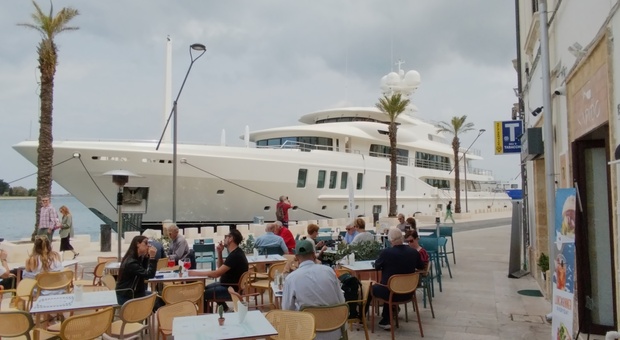 Il superyacht “New secret” a Brindisi: il gigante ammirato e fotografato dai passanti
