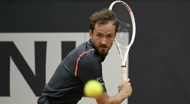Internazionali tennis, Tsitsipas-Medvedev: chi vince sfida Rune in finale