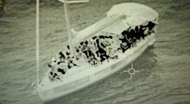Salento, salvataggio di 80 migranti a largo delle coste: impiegato pure un elicottero