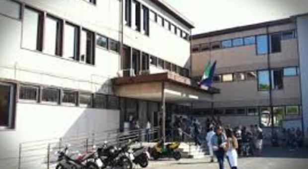 Roma, falso allarme bomba al liceo Peano: stabile evacuato