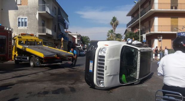 Paestum, scontro tra due auto: si ribalta jeep con a bordo madre e figlia