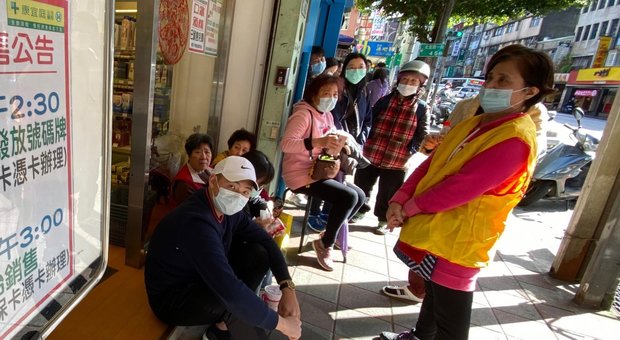 Coronavirus, bimbo italo-cinese aggredito in strada a Bologna. Il sindaco: «Non è civiltà»