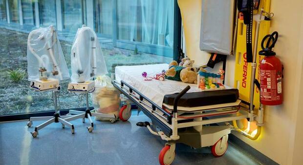 Covid a Napoli, bambini ricoverati in ospedale: il virus attacca i deboli, oncologici a rischio