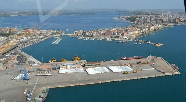 Una veduta del porto di Taranto