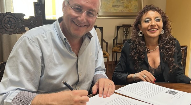 La firma dell'accordo tra Michele Strianese e Carmela Zuottolo