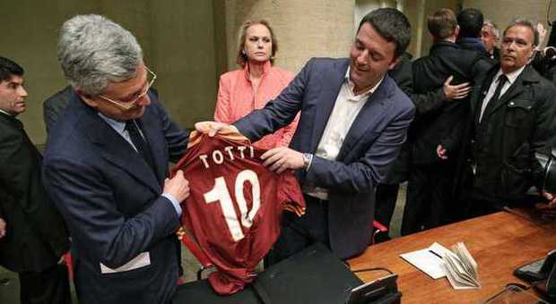 Renzi e D'Alema con la maglia di Totti