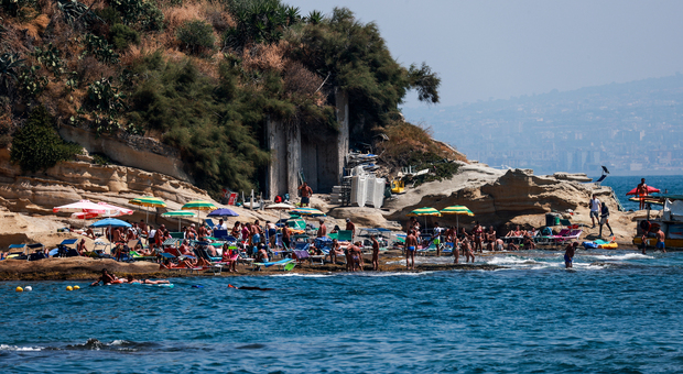 Napoli, a Marechiaro spiaggia libera senza regole: distanza zero e niente mascherina
