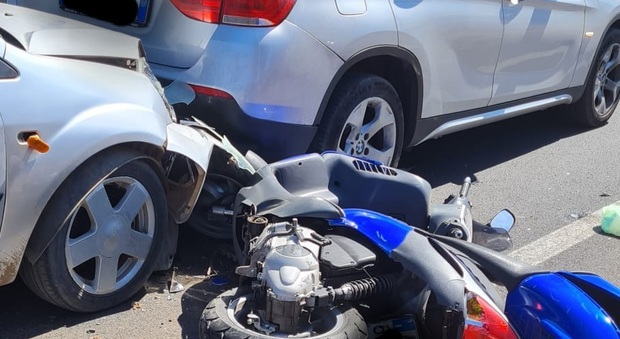 Sabaudia: tamponamento tra tre auto e uno scooter a Sacramento con una persona ferita