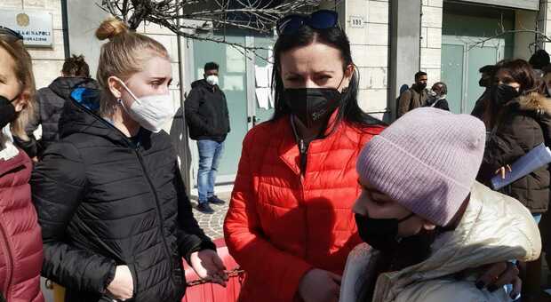 Lesia porta in salvo a Napoli le due figlie: «Ma devo tornare in Ucraina per mia madre»
