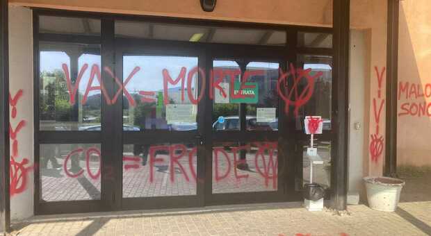 Raid vandalico al polo didattico di Passo Corese: deturpati con vernice spray edifici, piazzale e pensiline