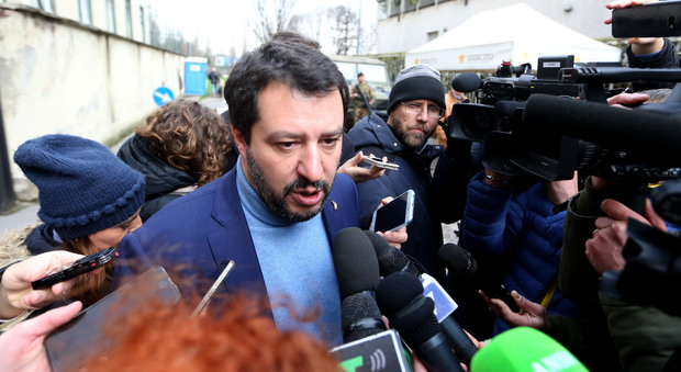 Salvini a Strasburgo si porta la claque: proteste dei giornalisti. E lui ribatte: "La sinistra è nervosa"