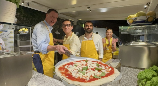 Bill De Blasio fa il pizzaiolo