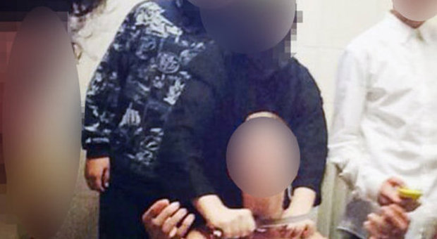 Simulano una decapitazione Isis e postano la foto sui social, cinque 13enni nei guai