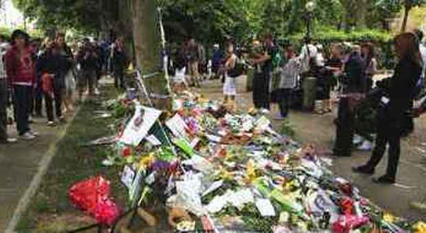 Fan e fiori davanti alla casa di Amy Winehouse (foto Sang Tan - Ap)