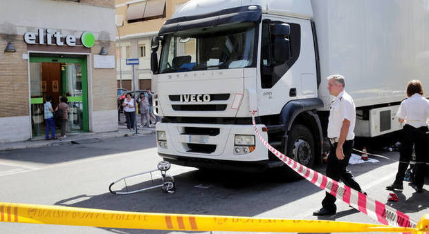 Roma, furgone fa retromarcia, investe e uccide una donna di 74 anni