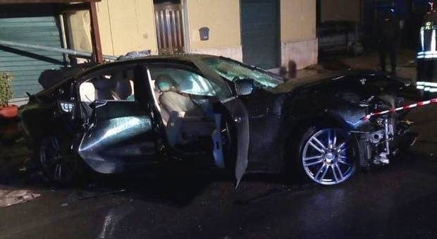 Terribile schianto nella notte in Campania: fuori strada Maserati con quattro giovani a bordo, un morto e tre feriti