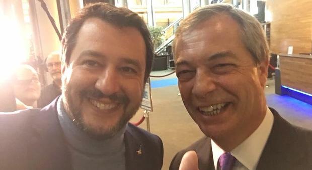 Salvini cambia idea: "Non si può uscire dall'euro, mai al governo col Pd". E si fa il selfie con Farage